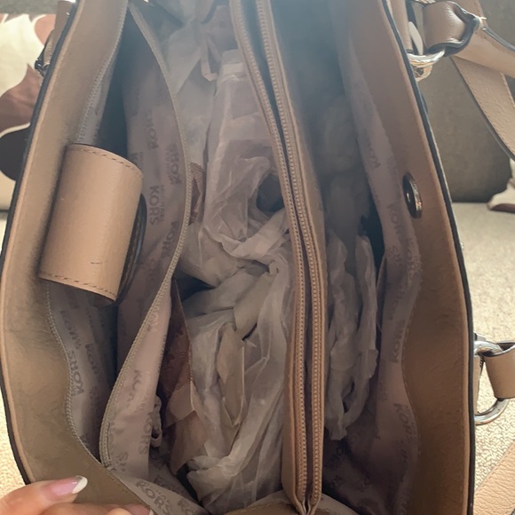 Michael Kors Purse! - Picture 5 of 9